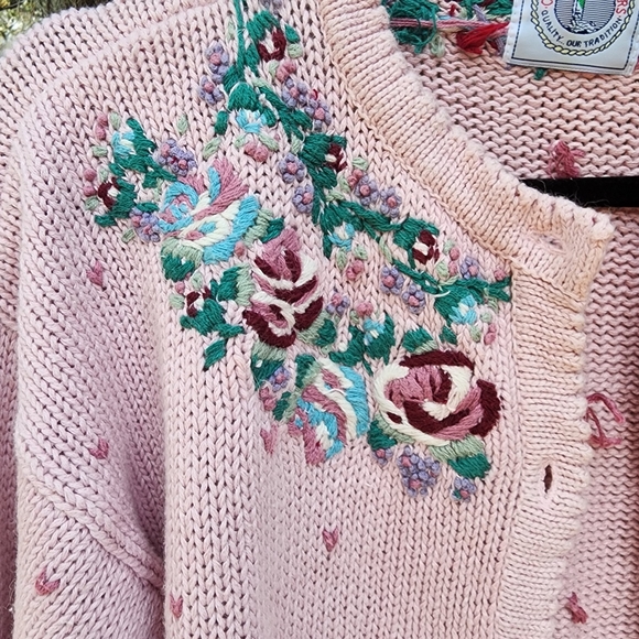 Vintage Embroidered by Hand sweetheart sweater - Picture 2 of 10